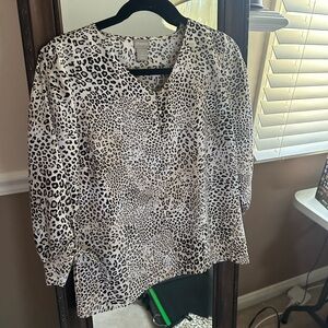 Chico's NWT animal print three-quarter sleeve size 0 very  cute!